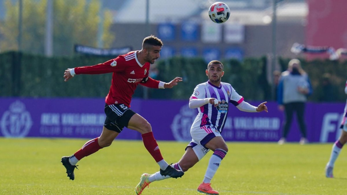 Undabarrena despeja un balón en el partido disputado en Valladolid. A. DELGADO / BCF