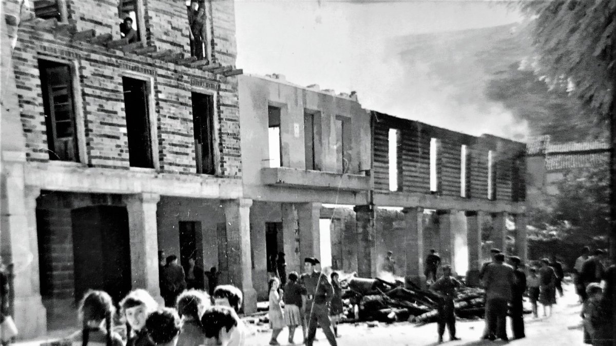 El famoso incendio de 1918  empezó en un casa por una chimenea. Una mujer falleció y el pueblo quedó arrasado. La reina Isabel II envío comida y ropa.