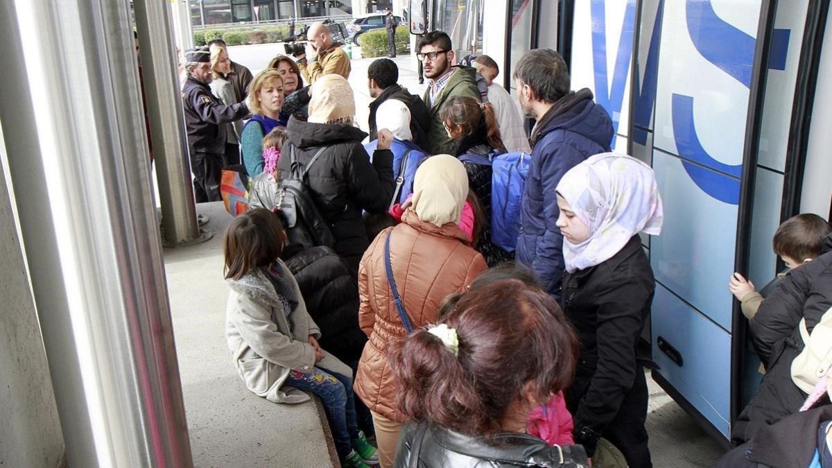 Un grupo de refugiados sirios llegan a España procedentes de Grecia, el año pasado-JOSE MARÍA CUADRADO JIMENEZ