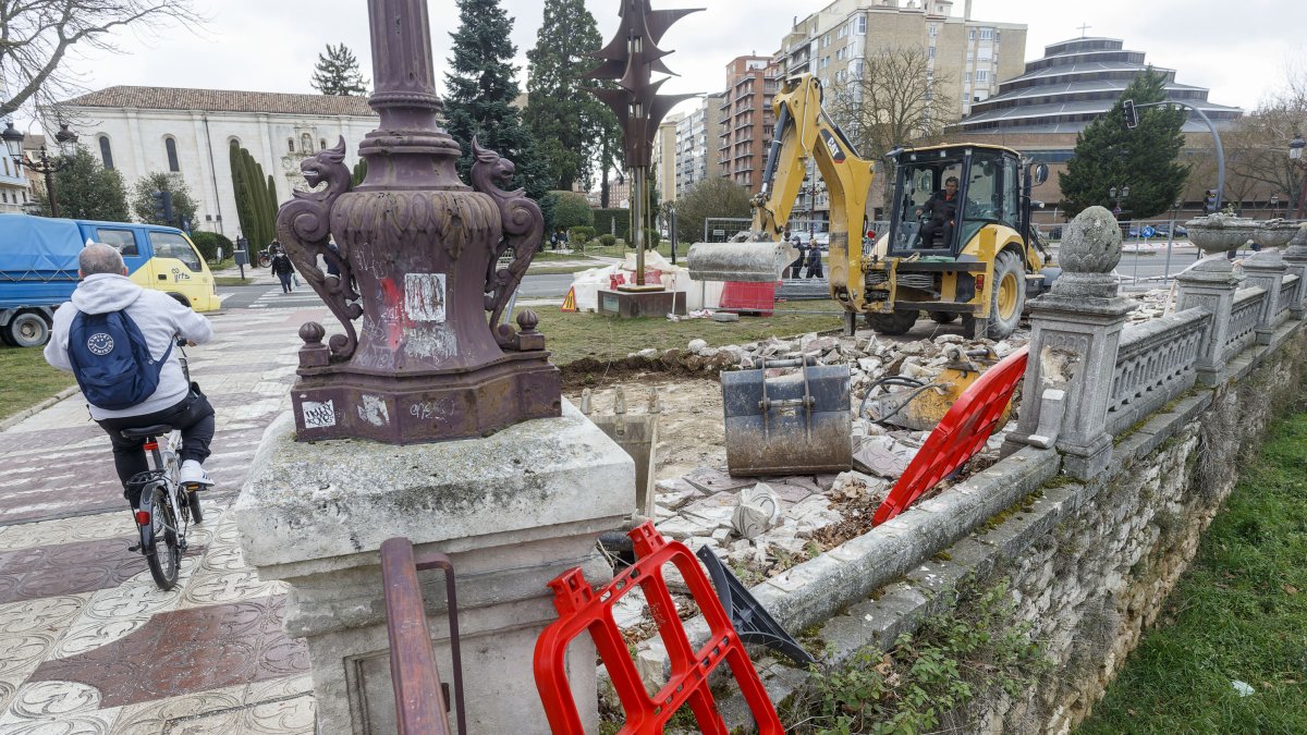 Maquinaria y trabajadores de RFS han comenzado a trabajar en la acera hundida junto al puente Bessón. SANTI OTERO