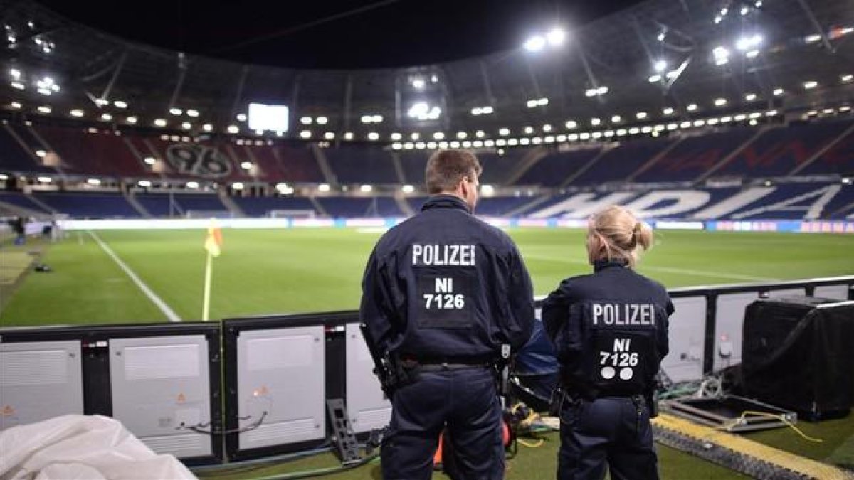 Dos policías, en el monento de la evacuación del estadio de Hannover.-