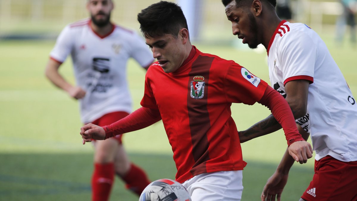 Imagen de un partido del Real Burgos de esta temporada. SANTI OTERO