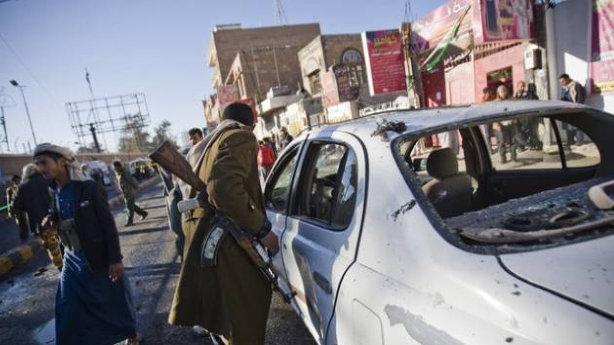 Un policía inspecciona el coche que llevaba los explosivos.-Foto: HANI MOHAMMED / AP