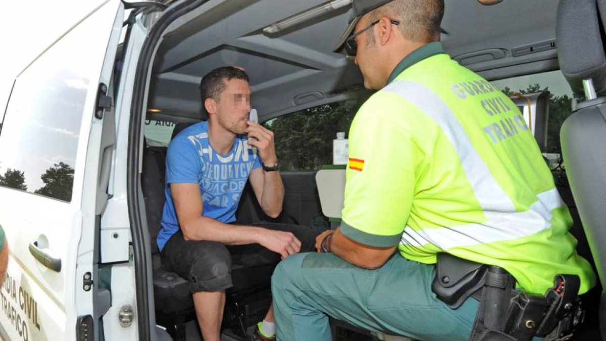 Un joven, en una imagen de archivo, pasa uno de los controles preventivos de los agentes de Tráfico en una carretera burgalesa.-ISRAEL L. MURILLO