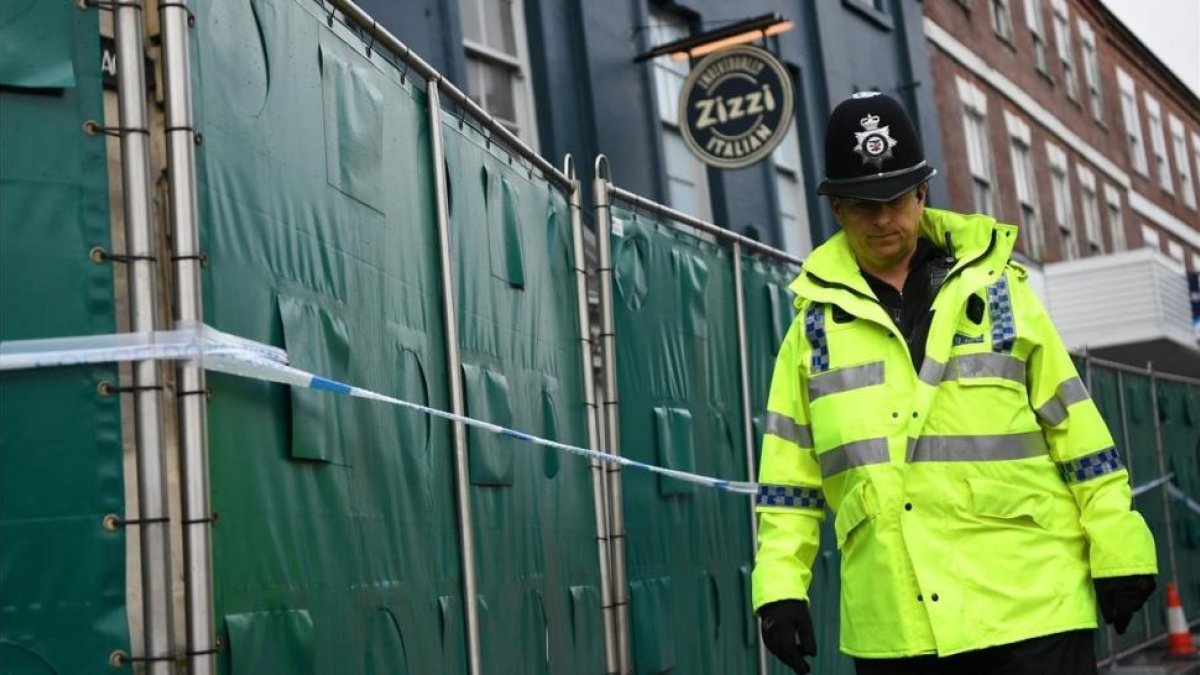 Un policía briténico en la zona donde fue envenenado Sergei Skripal y su hija Yulia.-/ EFE / NEIL HALL