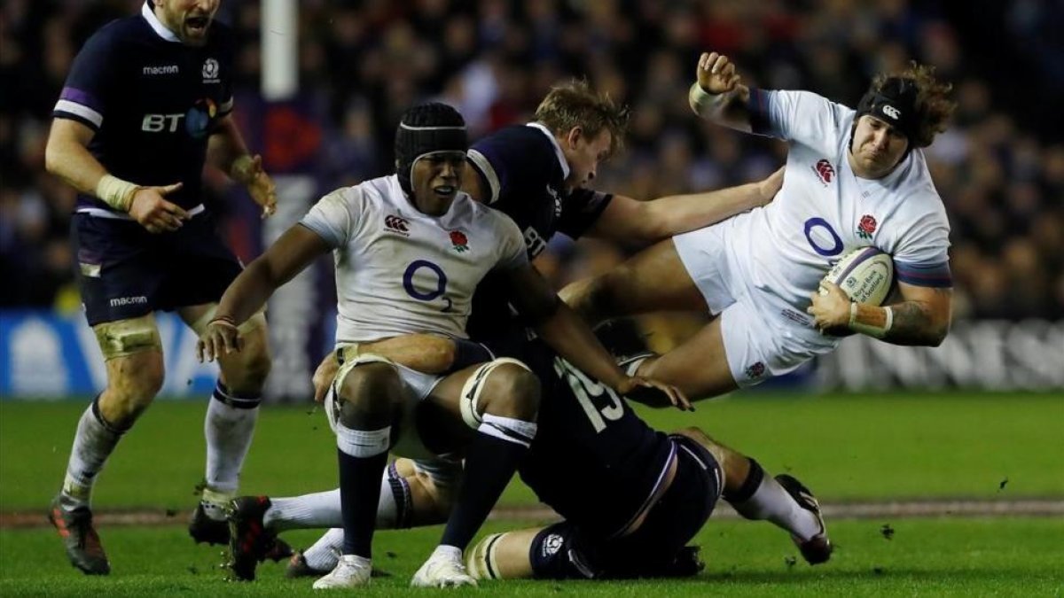 El inglés Harry Williams vuela por los aires en una acción contra Escocia en Murrayfield.-/ REUTERS / LEE SMITH