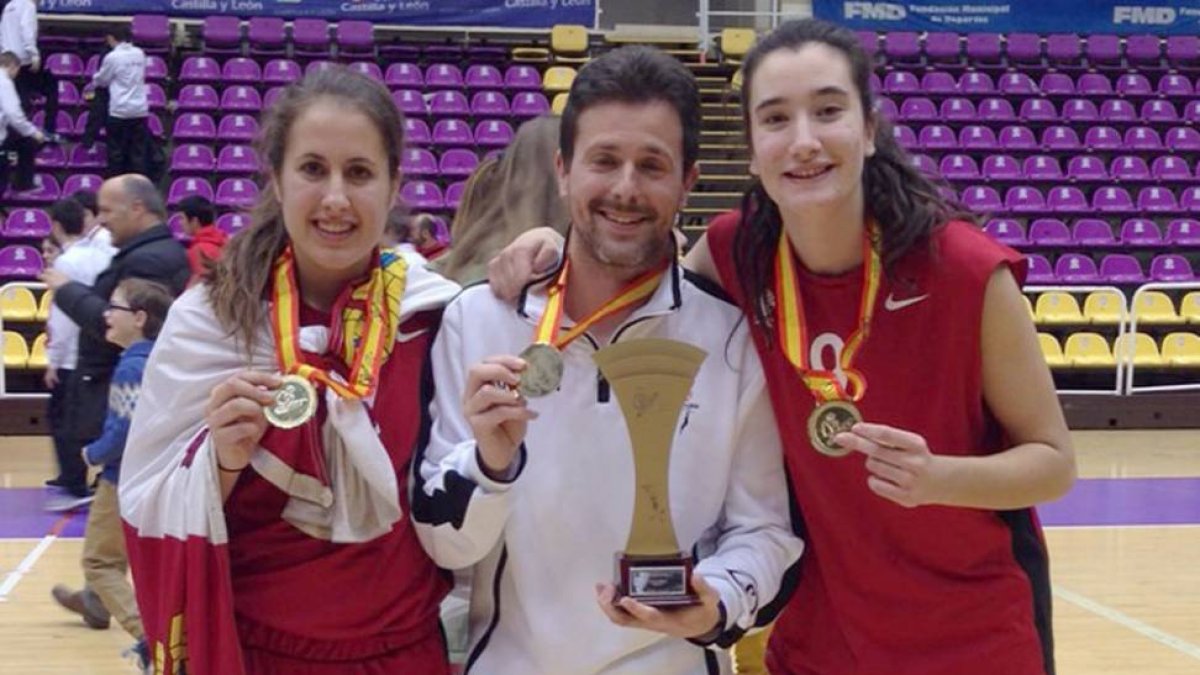 Sandra Pérez, José Luis Cubillo y Sofía Galerón posan con sus trofeos, ayer, en Valladolid.-ECB
