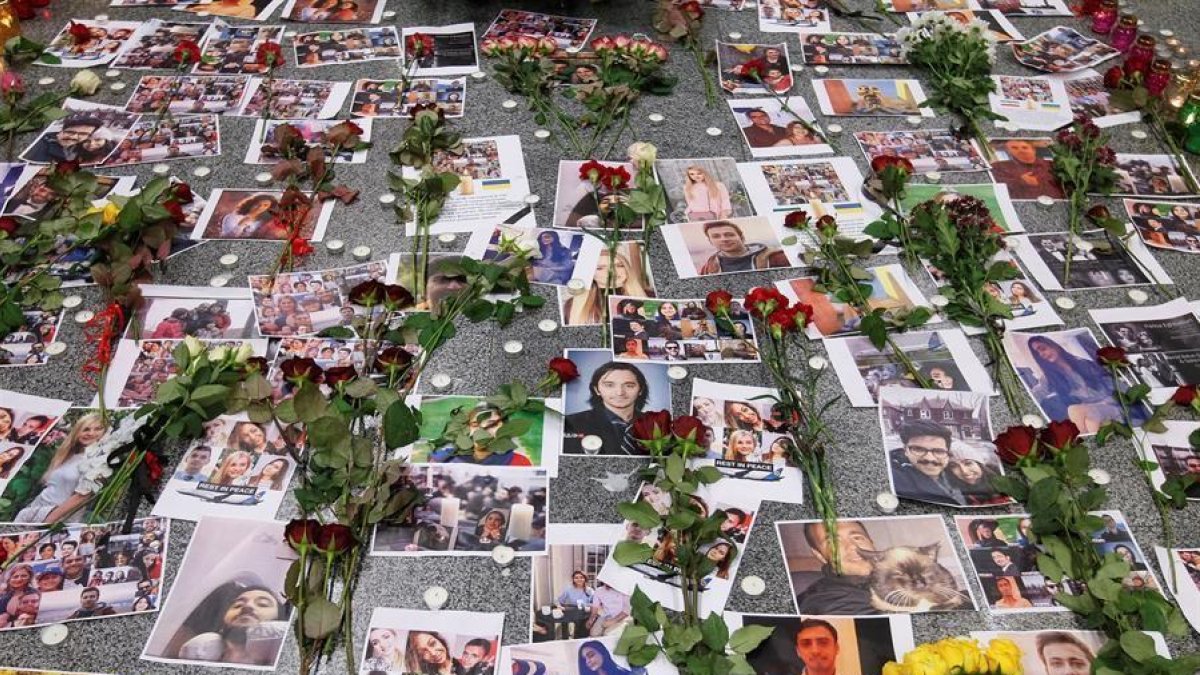 Homenaje a las víctimas en el en el aeropuerto internacional de Boryspil en Kiev, (Ucrania).-EFE / EPA / STEPAN FRANKO