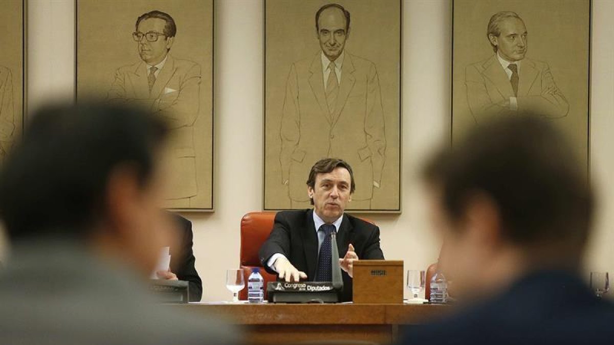 El portavoz del PP en el Congreso, Rafael Hernando (c), preside la reunión de su grupo parlamentario hoy en el Congreso.-