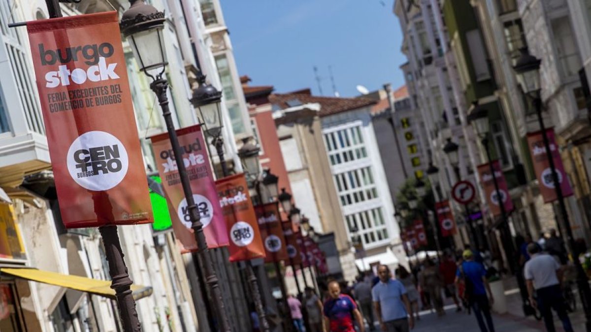 Las calles del centro se decoraron con las banderolas de la feria. SANTI OTERO