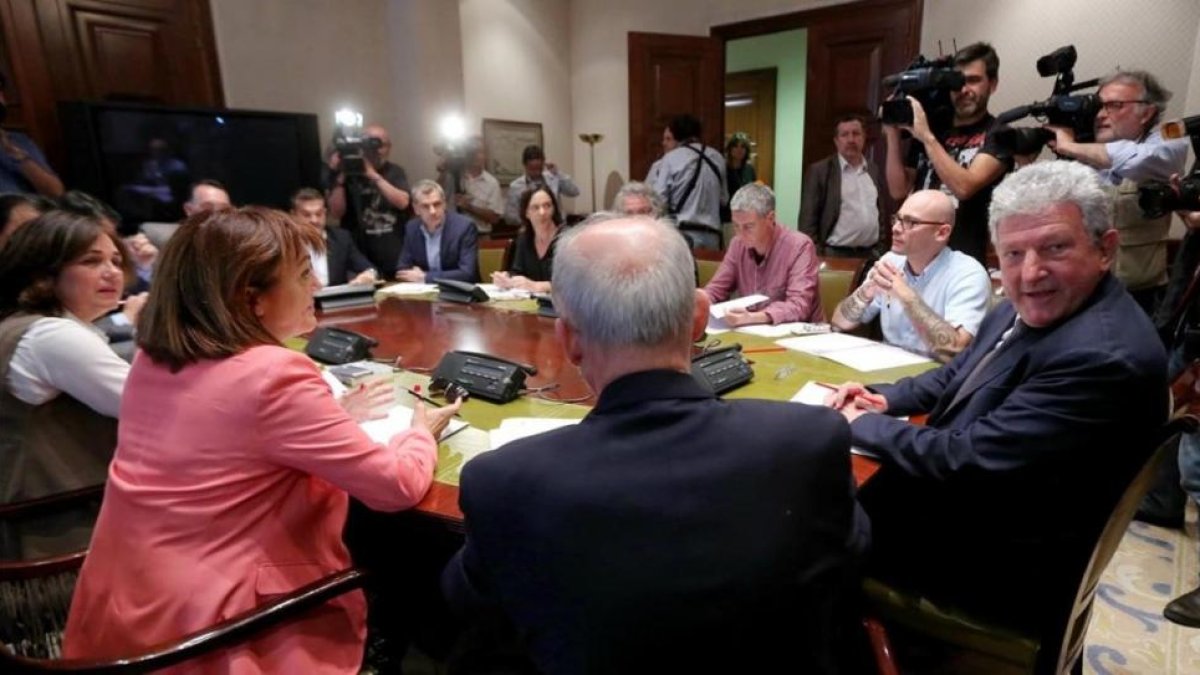 Reunión de los miembros de la comisión de investigación sobre la 'caja b' del PP, con el presidente, Pedro Quevedo (Nueva Canarias), en primer término.-JUAN MANUEL PRATS