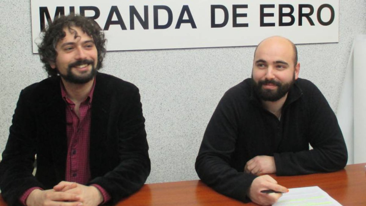 Guillermo Ubieto (dcha.), acompañado de José Sarrión, candidato regional de IU a la presidencia de la Junta-E. M.