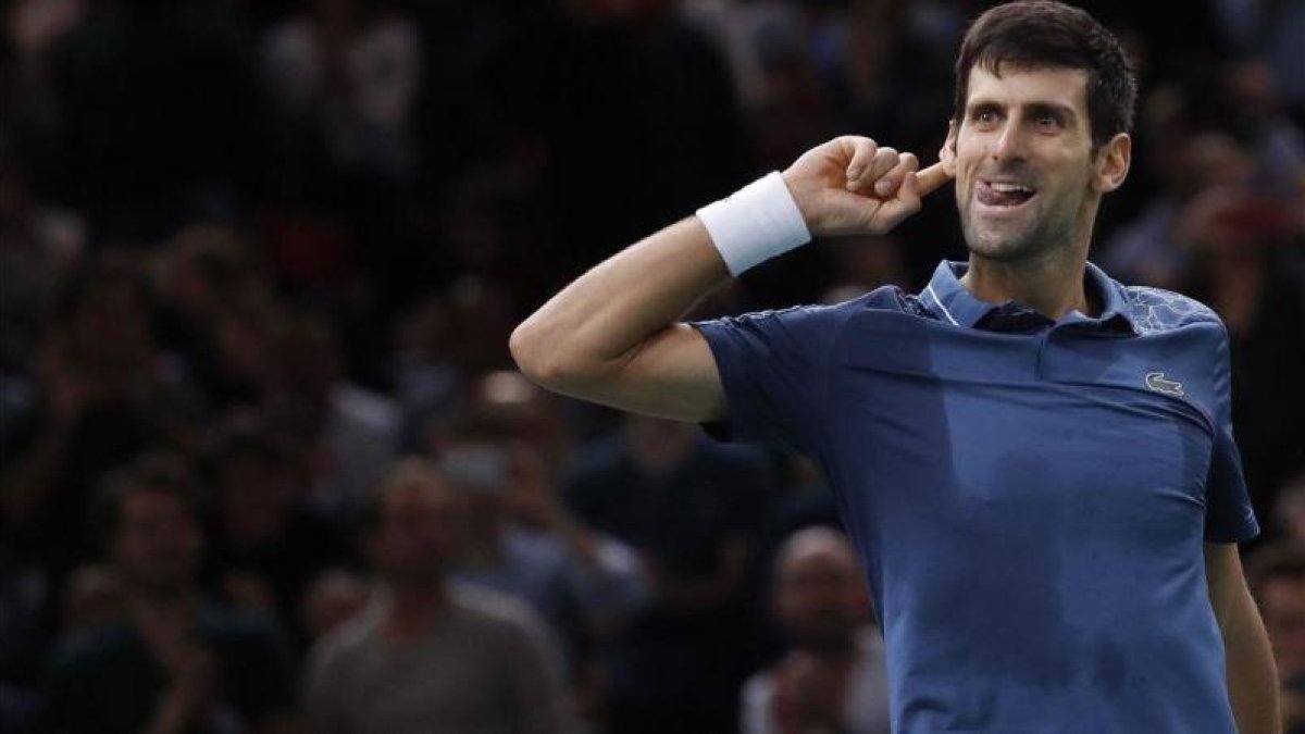 Djokovic celebra con el público su victoria ante Federer.-EFE / CHRISTOPHE PETIT