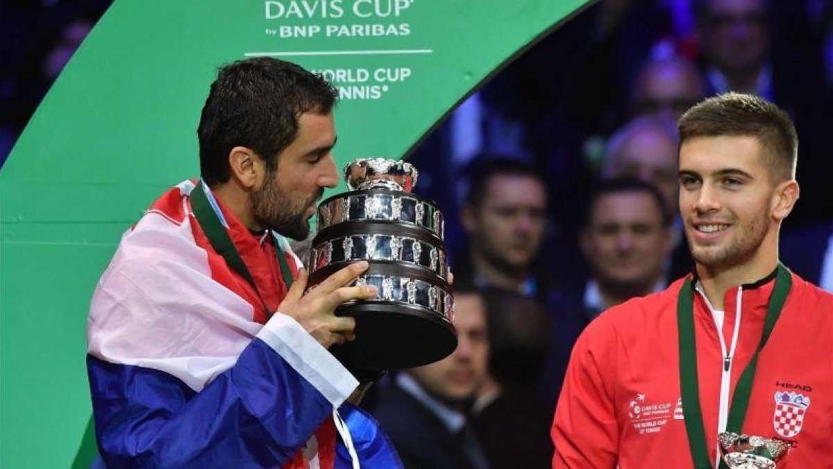 Marin Cilic besa la ensaladera ante Borna Coric después de derrotar a Francia en la final.-AFP / PHILIPPE HUGUEN