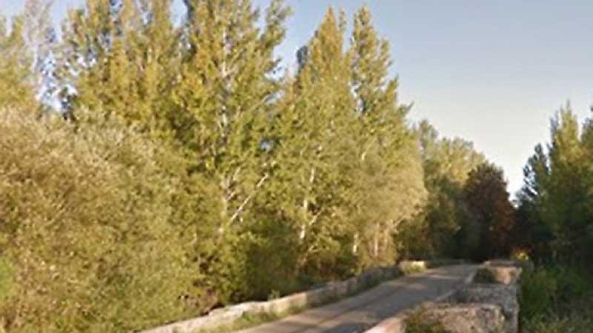 La estrechez del puente causa problemas cuando se cruzan dos coches.-GOOGLE MAPS