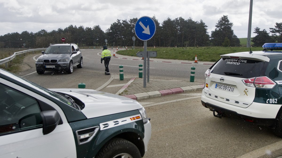 Imagen de un control de la Guardia Civil. ISRAEL L. MURILLO