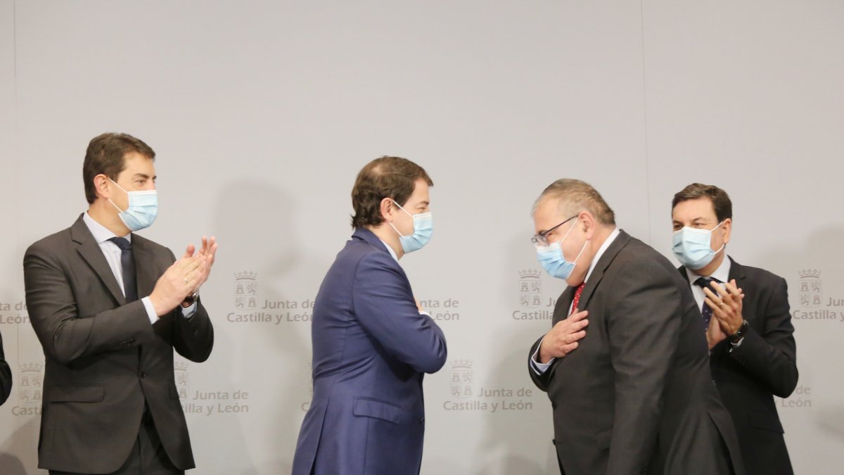 El presidente de la Junta, Alfonso Fernández Mañueco, preside el acto de toma de posesión del nuevo consejero de Sanidad, Alejandro Vázquez. ICAL