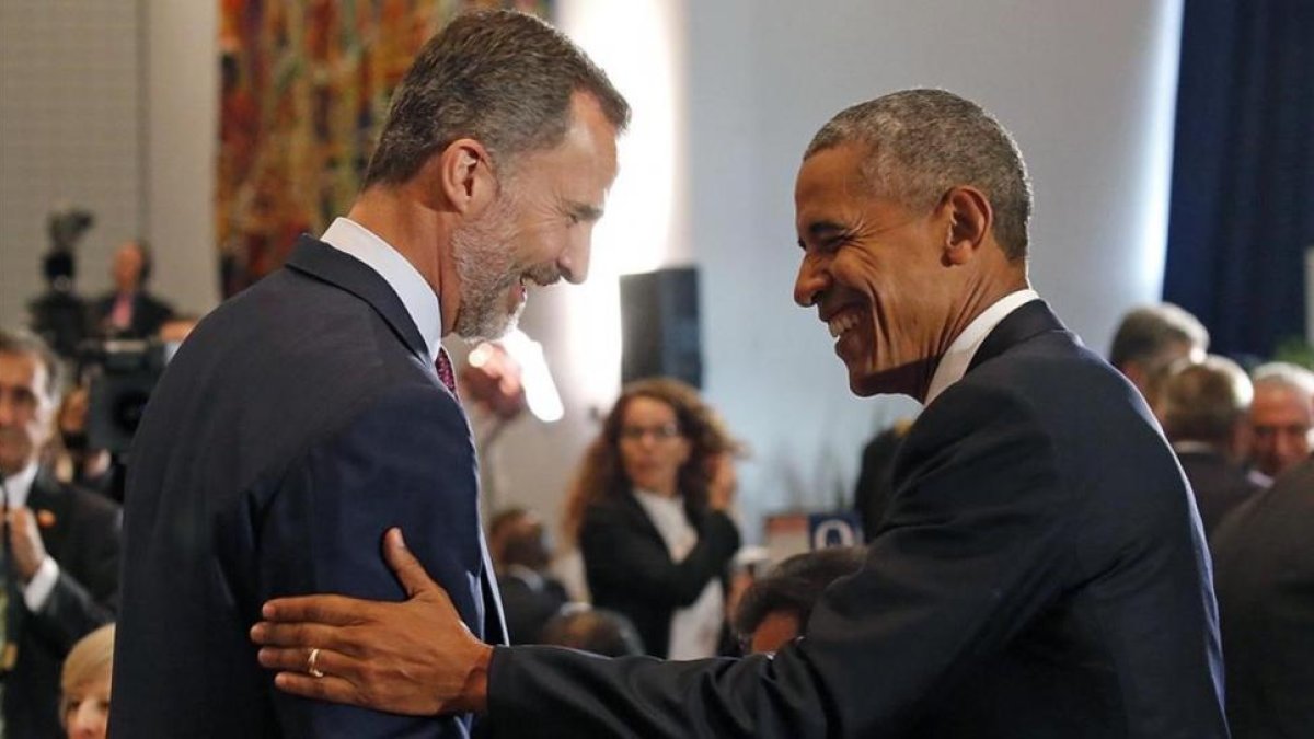 El Rey saluda al presidente de EEUU, Barack Obama, este martes.-EFE