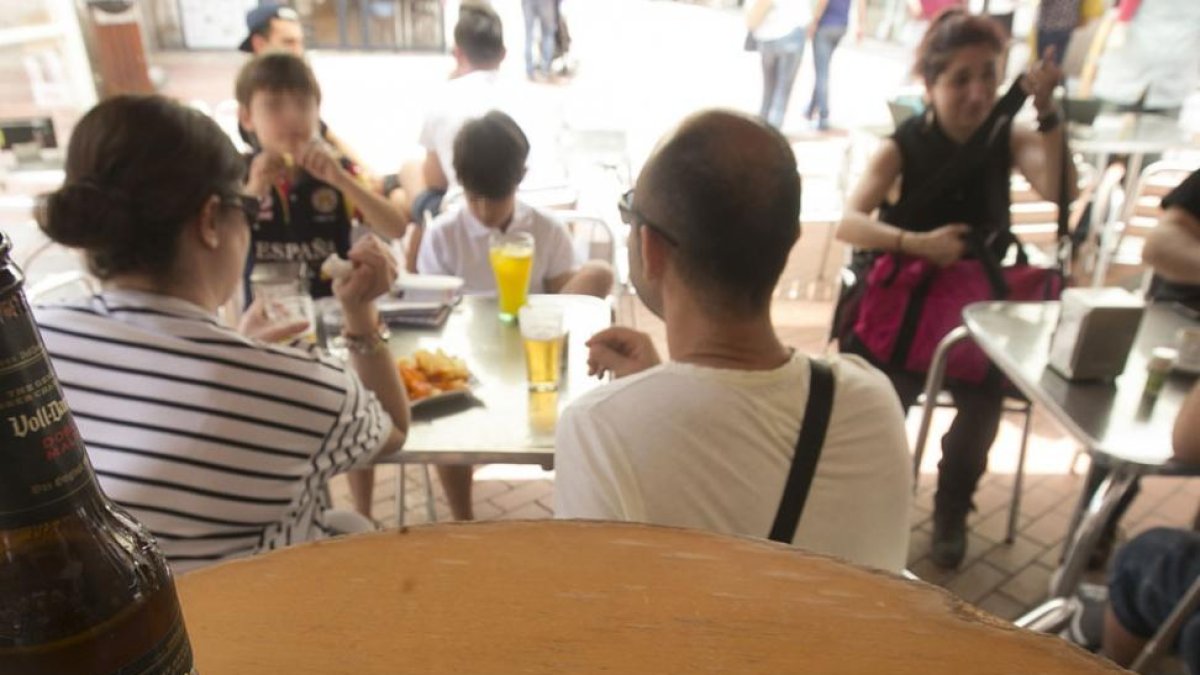 Una familia disfruta de los pinchos y tapas en una terraza.-RAÚL G. OCHOA