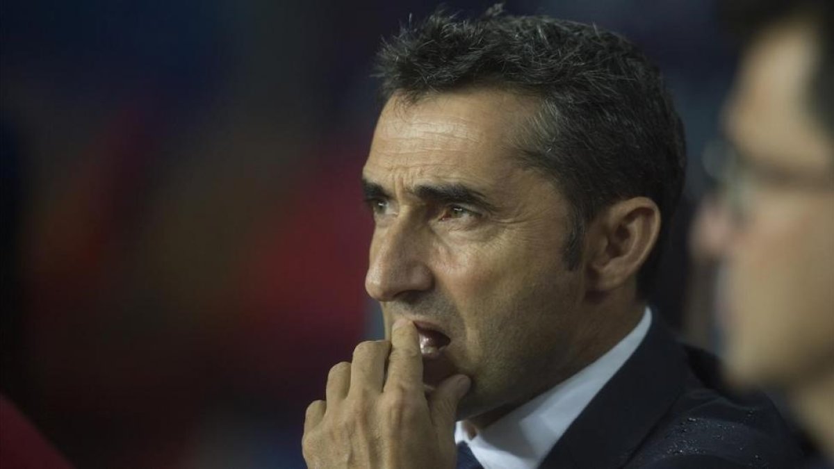 Valverde observa el Barça-Olympiacos en el Camp Nou-JORDI COTRINA