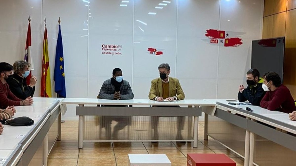 Yiboula Bazier y José Luis Vázquez (PSOE) con representantes de 'Bomberos Forestales en Lucha'. ECB