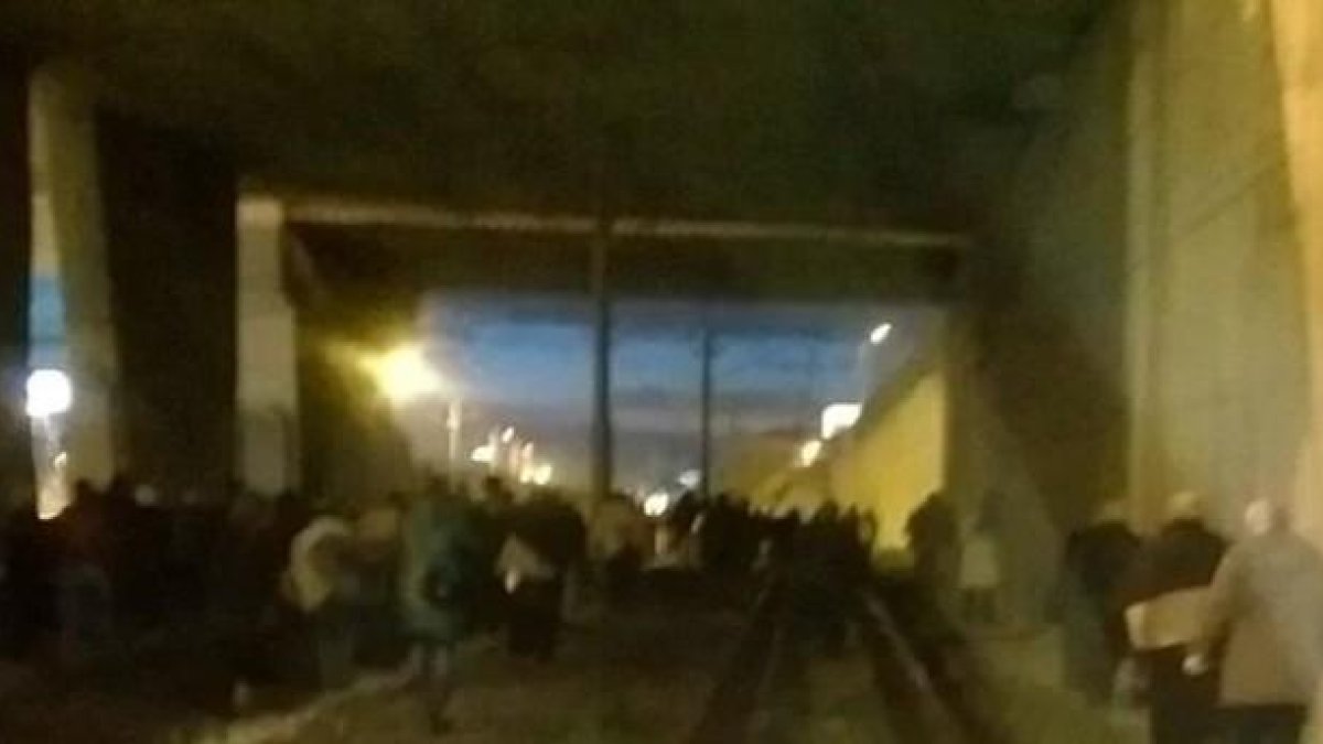 Una cámara de seguridad graba el momento en que se produce la explosión junto a un paso a nivel del metro de Estambul. Atentado en el metro de Estambul Pasajeros del metro de Estambul caminando por las vías.-