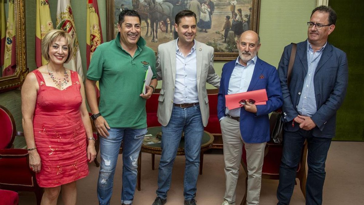 Dolores Ovejero y Daniel de la Rosa con miembros de la Asociación de comerciantes Centro Burgos.-ISRAEL L. MURILLO