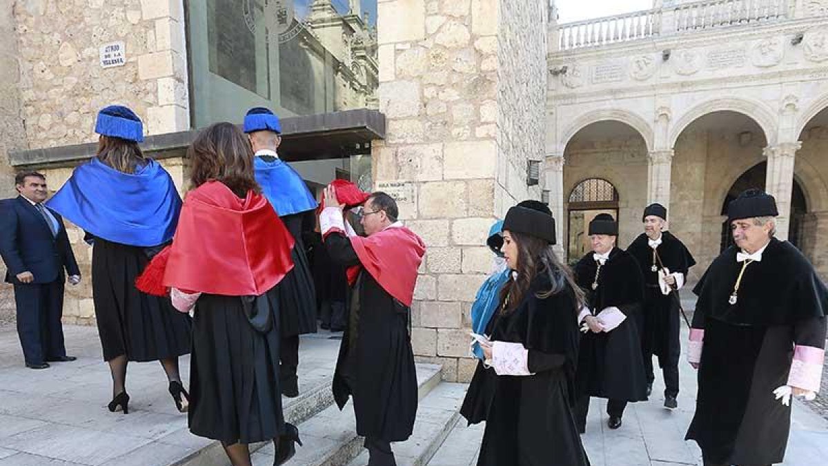 La comitiva de doctores llega al Aula Magna cruzando el patio del Hospital del Rey.-R. OCHOA