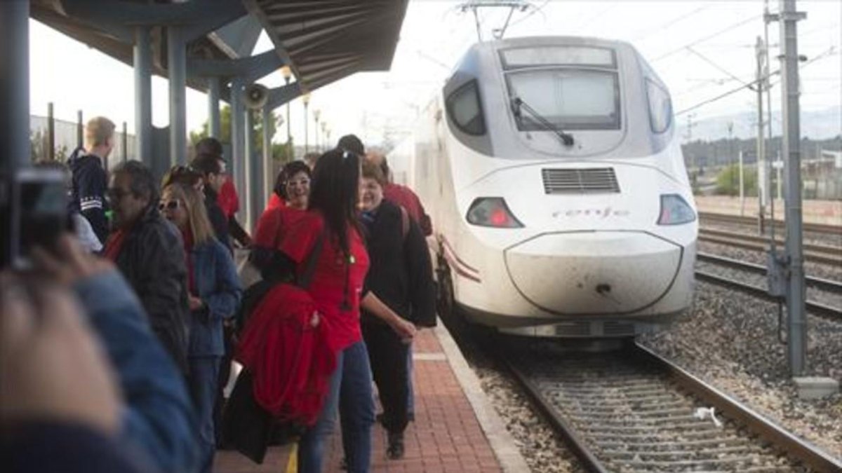 La CNMC expedienta a ocho empresas de seguridad y comunicación ferroviaria.-JOAN REVILLAS