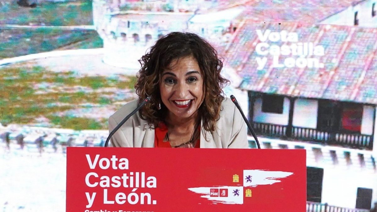 La ministra de Hacienda, María Jesús Montero, durante su intervención en el mitin de Miranda. ICAL