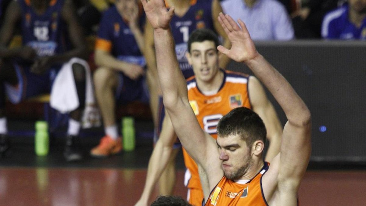 Sergio Olmos postea en un partido con la camiseta del CB Tizona.-SANTI OTERO