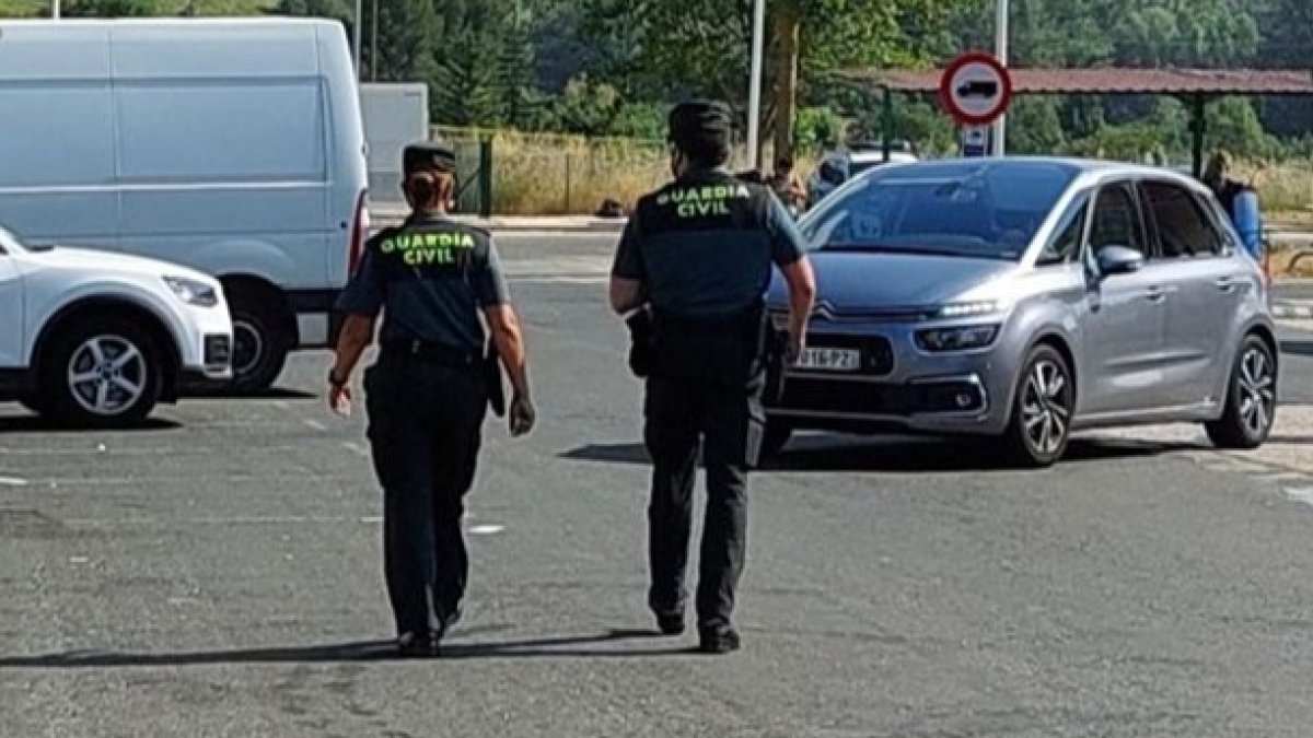 Agentes de la Guardia Civil realizando una vigilancia en un área de servicio. ECB