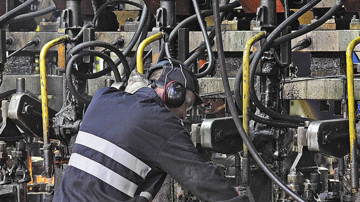Imagen de un empleado en una fábrica de la capital.