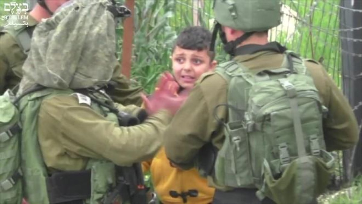 Soldados israelís detienen a un niño palestino de 8 años en Hebrón.-
