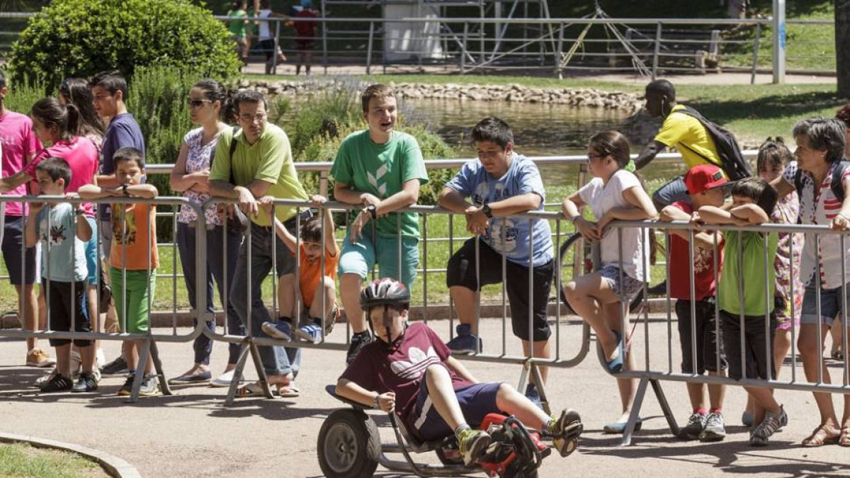 Los más pequeños disfrutan de uno de los karts a pedales.-SANTI OTERO
