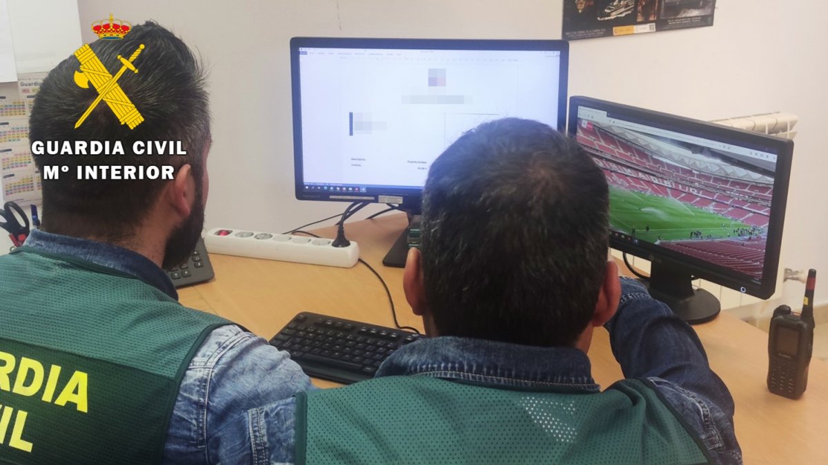 La Guardia Civil sorprende a un aspirante enlas pruebas para la obtención del carné deconducir con un intercomunicador prohibido. GUARDIA CIVIL