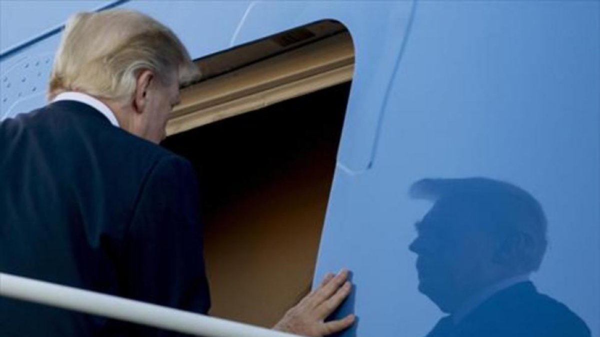 Trump sube a su avión en Hawái.-AP / ANDREW HARNIK
