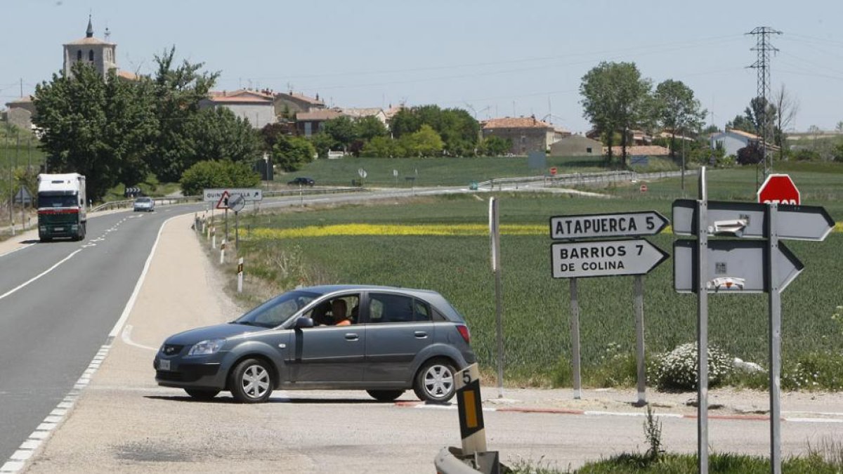 Cruce de la N-1 con la BU-701 en dirección a Atapuerca y Barrios de Colina.-RAÚL G. OCHOA