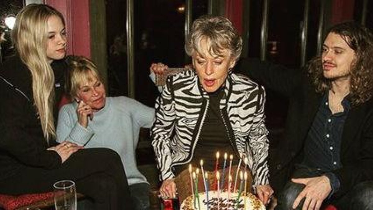 Tippi Hedren con su hija, Melanie Griffith, y sus nietos Stella y Alexander.-INSTAGRAM