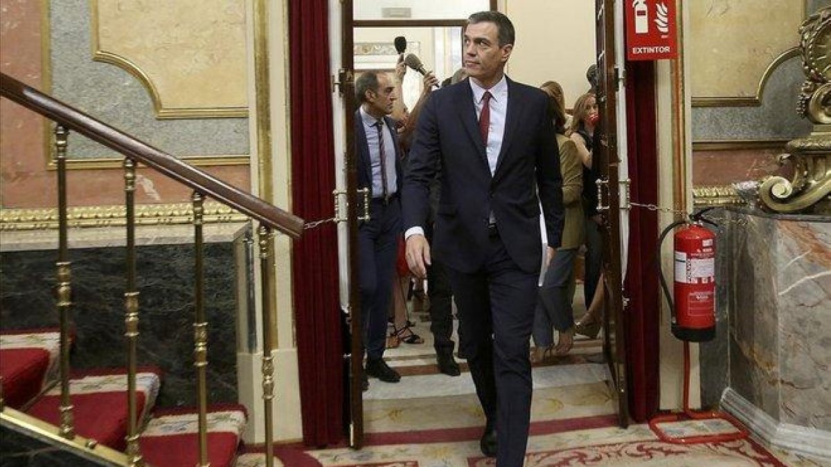 El candidato del PSOE a la Presidencia del Gobierno, Pedro Sánchez, llega al Congreso.-DAVID CASTRO