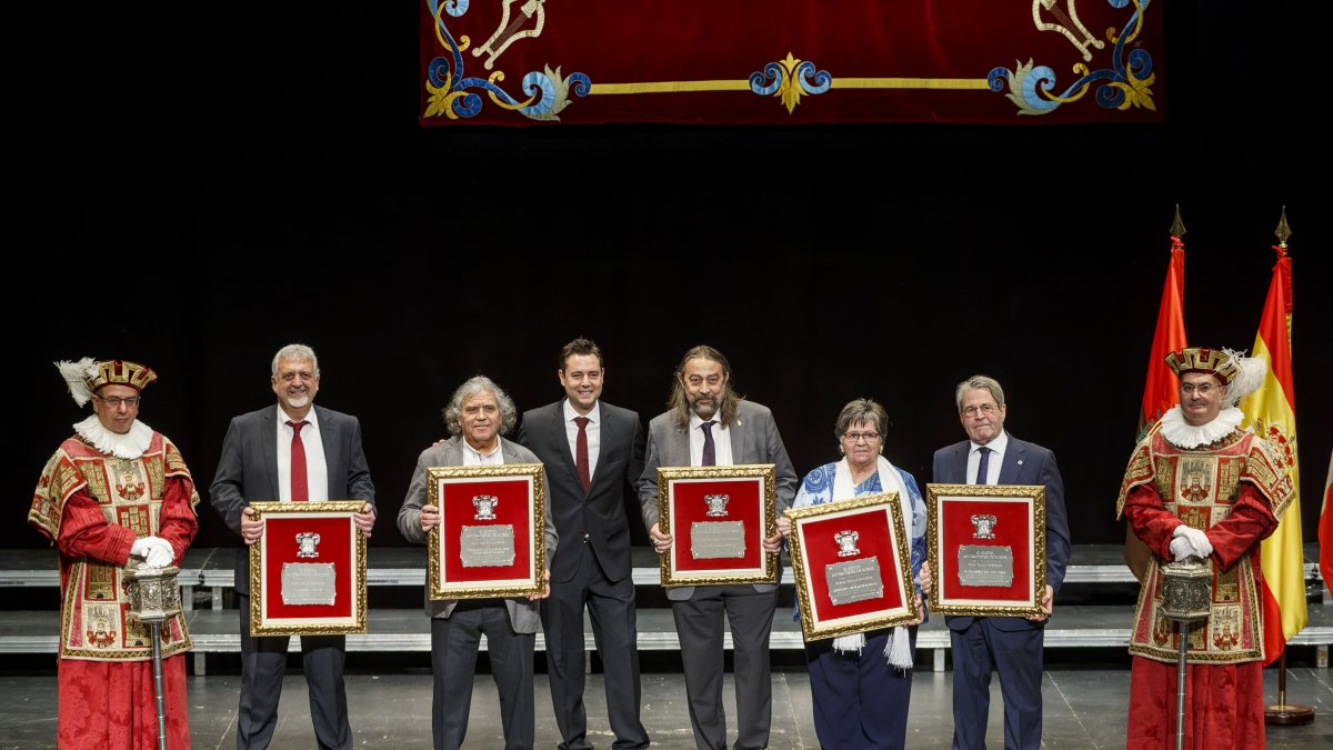 Foto de familia de la entrega de reconocimientos que se celebró en el Teatro Principal. SANTI OTERO