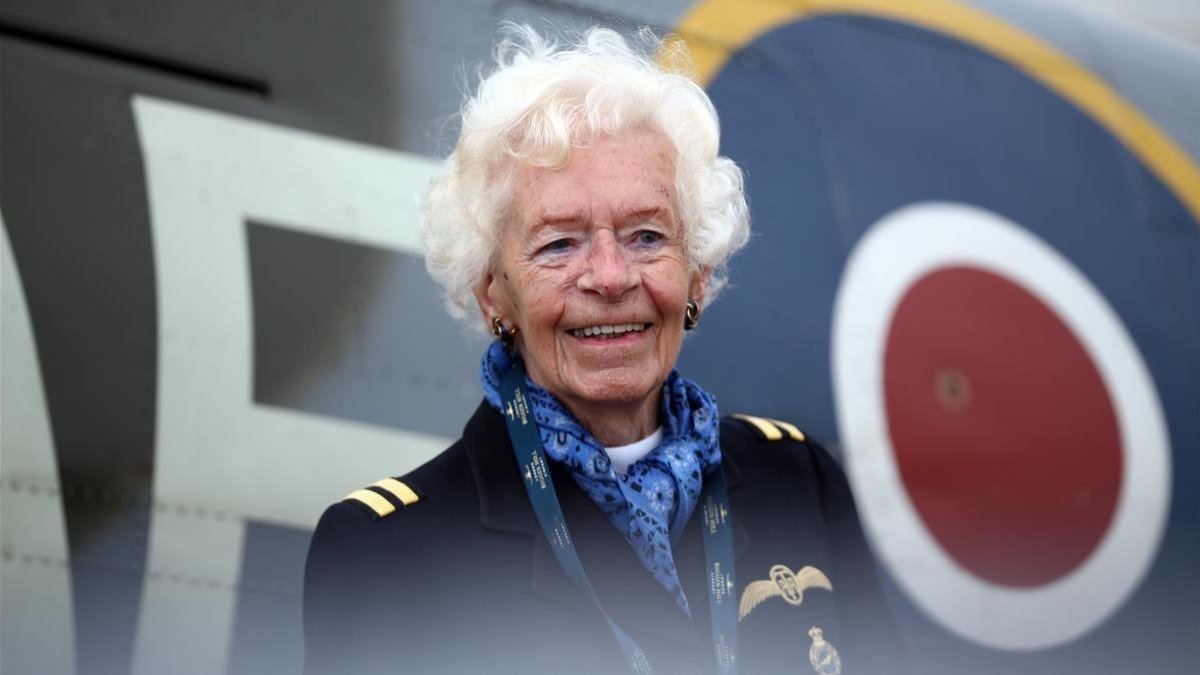 Mary Ellis, piloto del servicio Auxiliar de Transporte Aéreo, posa en agosto del 2015. /-GETTY