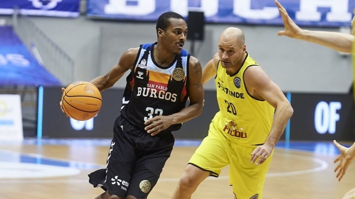 Renfroe progresa con el balón en el partido ante el Oostende. B. B. HOJAS / SPB