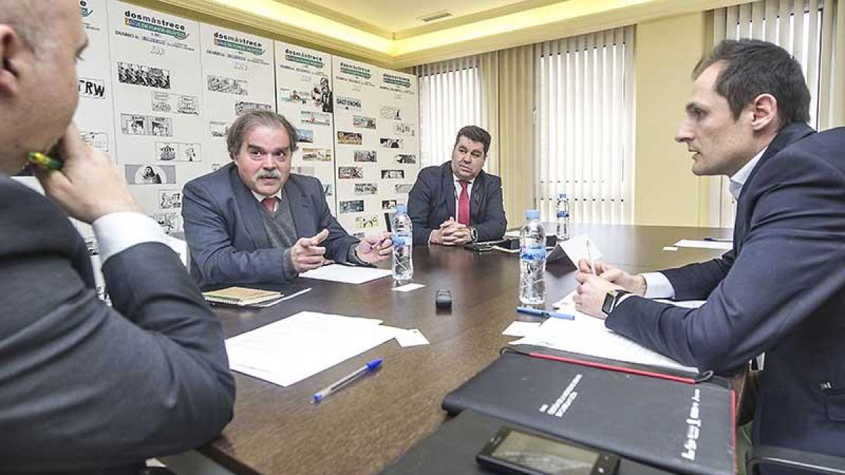 Domínguez, Peñas y Argüelles durante la Mesa de Redacción de El Mundo-El Correo de Burgos.-ISRAEL L. MURILLO