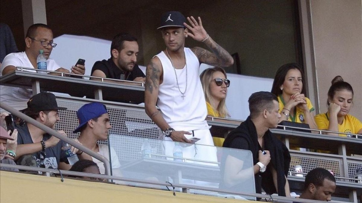 Neymar sigue el partido de Brasil en el estadio Rose Bowl de Pasadena.-KEVORK DJANSEZIAN / GETTY IMAGES
