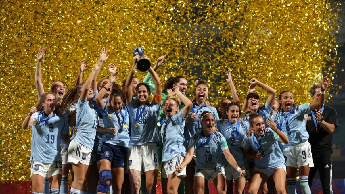 La selección sub-17 levanta el trofeo de Campeonas del Mundo