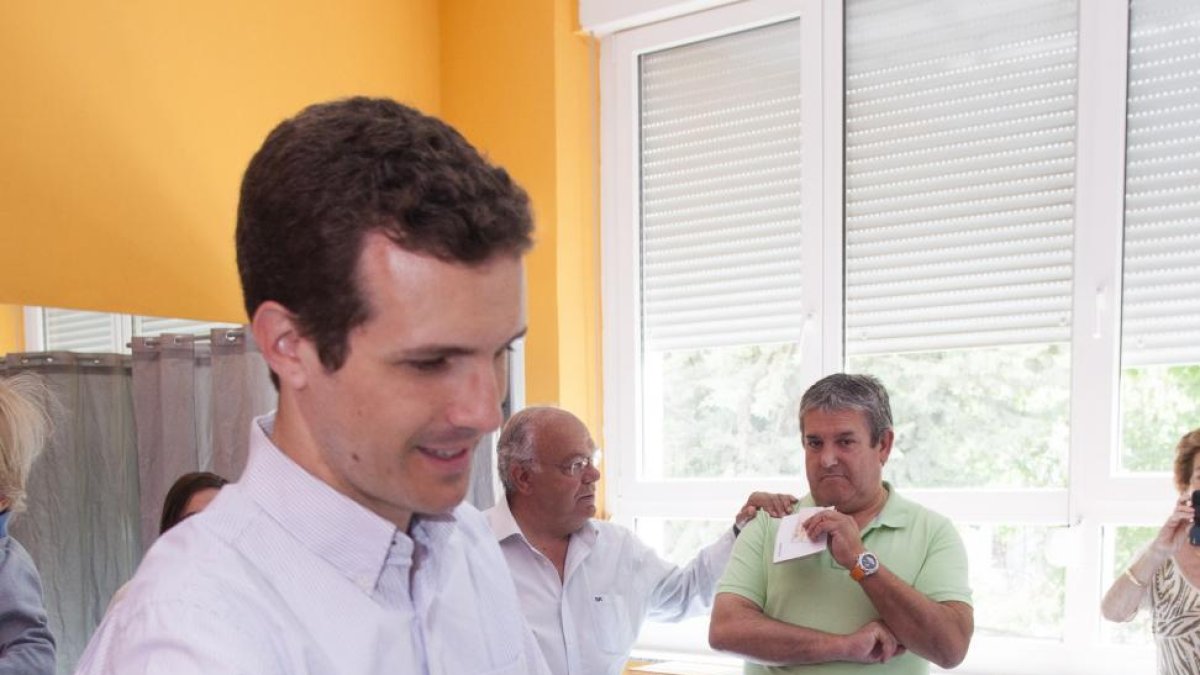 El secretario de Comunicación del Partido Popular y cabeza de lista por el PP de Ávila, Pablo Casado, votando en Las Navas del Marqués-ICAL