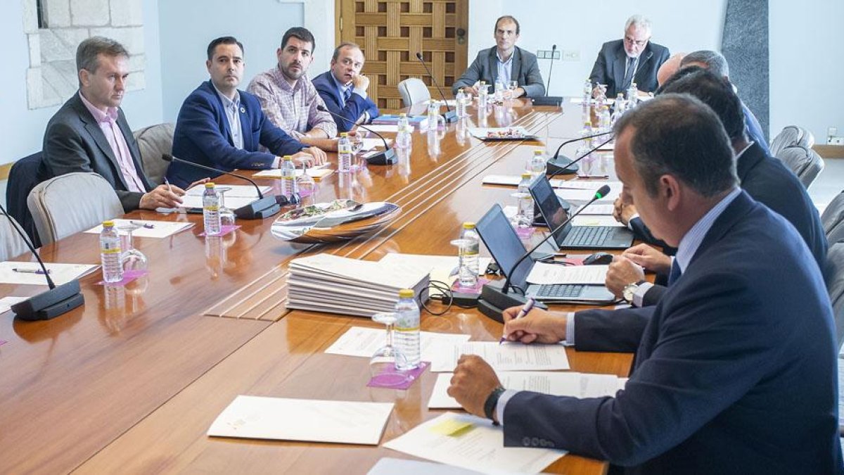 Un momento de la reunión del consejo del consorcio del Desvío del Ferrocarril celebrado ayer.-ISRAEL L. MURILLO