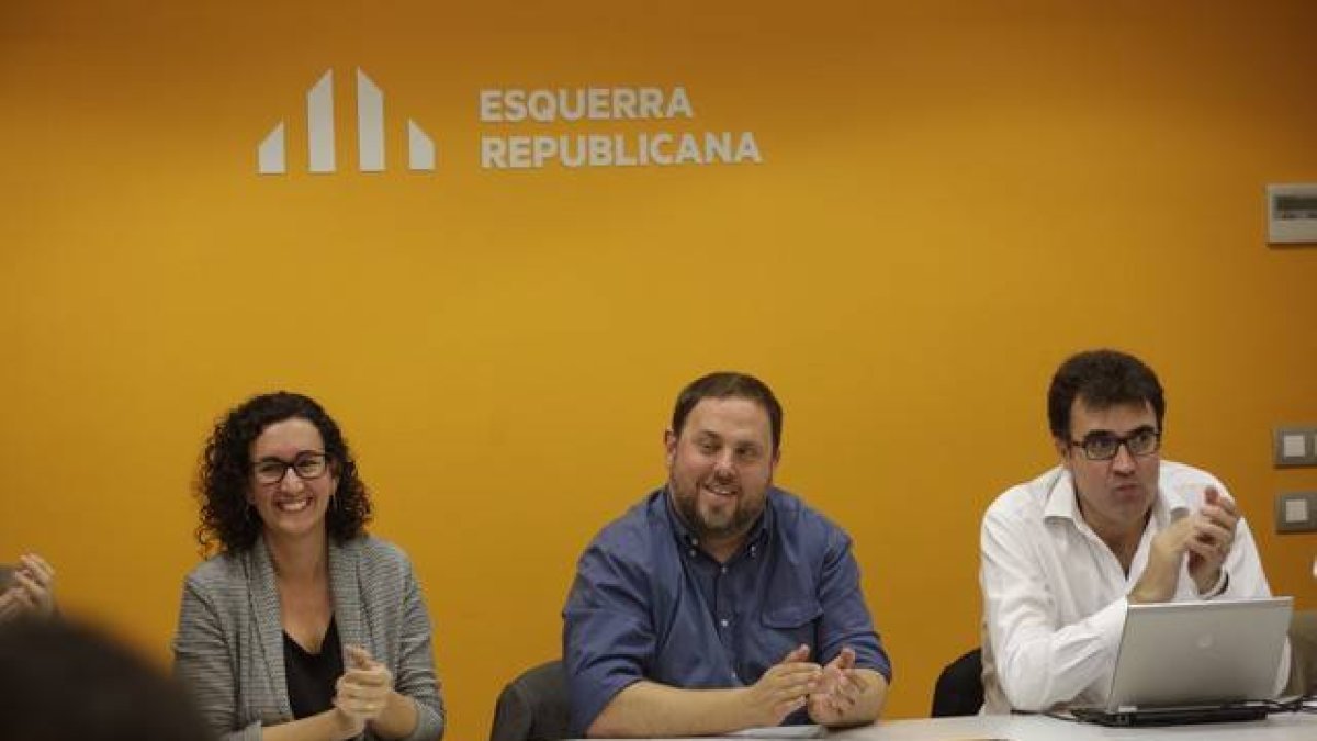 Marta Rovira, Oriol Junqueras y Sergi Sabrià, en la sede de ERC, este lunes.-ALBERT BERTRAN
