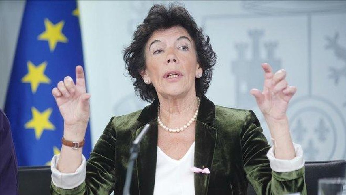La portavoz del Gobierno, Isabel Celaá.-JOSÉ LUIS ROCA